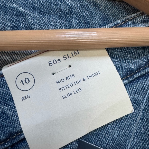 Universal Thread Women's Mid Rise 80’s slim leg, button fly light wash - Picture 5 of 9